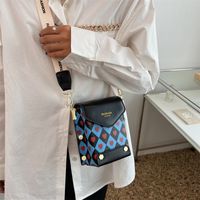 Women's Pu Leather Heart Shape Lingge Fashion Soft Surface Square Magnetic Buckle Shoulder Bag Crossbody Bag Square Bag main image 5