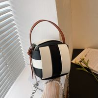 Women's Pu Leather Geometric Solid Color Basic Fashion Soft Surface Square Magnetic Buckle Handbag Crossbody Bag main image 4