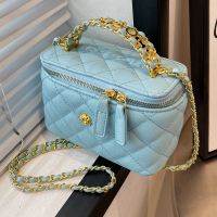 Women's Pu Leather Solid Color Lingge Vintage Style Chain Square Zipper Handbag Crossbody Bag main image 1