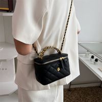 Women's Pu Leather Solid Color Lingge Vintage Style Chain Square Zipper Handbag Crossbody Bag sku image 3