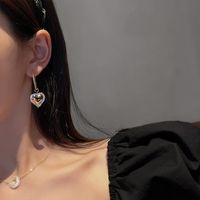 Boucles D'oreilles Goutte De Perles Artificielles Plaquées En Alliage De Forme De Coeur Rétro main image 1