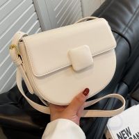 Fashion Solid Color Semicircle Magnetic Buckle Saddle Bag main image 4