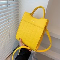 2022 New Simple Solid Color Stone Pattern Messenger Handbag main image 4