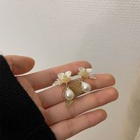 Women's Fashion Flowers Brass Earrings Plating Artificial Pearl Drop Earrings sku image 1