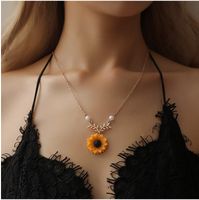 Frau Mode Sonnenblumen Legierung Halskette Mit Anhänger Eingelegte Perlen Künstliche Perlen Halsketten main image 3