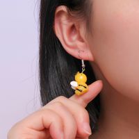 Simple Style Bee Résine Oreille Crochet 1 Paire main image 1