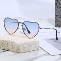 Women's Fashion Heart Shape Pc Special-shaped Mirror Metal Sunglasses main image 3