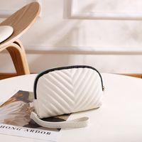 Fashion Stripe Quilted Shell Zipper Clutch Bag sku image 1