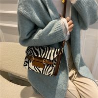 Women's Medium Pu Leather Color Block Leopard Vintage Style Square Magnetic Buckle Crossbody Bag main image 3