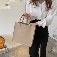 Women's Small Pu Leather Solid Color Streetwear Square Zipper Tote Bag main image 3