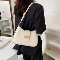 Femmes Petit Faux Cuir Couleur Unie Vêtement De Rue Carré Boucle Magnétique Sac Baguette main image 1