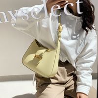 Femmes Petit Faux Cuir Couleur Unie Vêtement De Rue Carré Boucle Magnétique Sac Baguette main image 3