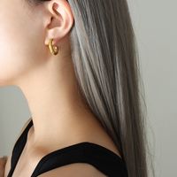 Moda Forma De C Embutido Acero Titanio Circón Aretes sku image 1