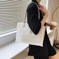 Large Capacity Bag For Women 2022 Summer New Fashion Shoulder Bag Western Style Leisure Transparent Jelly Tote Bag main image 3