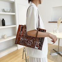 Large Capacity Bag For Women 2022 Summer New Fashion Shoulder Bag Western Style Leisure Transparent Jelly Tote Bag main image 2