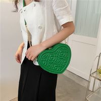 Women's Medium Pu Leather Solid Color Streetwear Heart-shaped Zipper Crossbody Bag main image 5