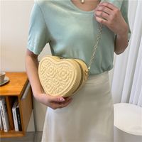 Women's Medium Pu Leather Solid Color Streetwear Heart-shaped Zipper Crossbody Bag main image 4