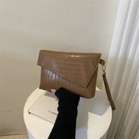 Femmes Grande L'été Faux Cuir Couleur Unie Mode Carré Couvercle Rabattable Pochette main image 4