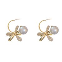 Feenhafter Stil Blume Legierung Überzug Künstliche Perlen Frau Reif Ohrringe 1 Paar main image 2