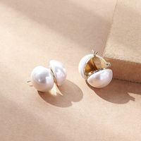 Fashion Round Alloy Inlay Artificial Pearls Women's Ear Studs 1 Pair main image 1