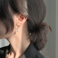 Mode Géométrique Matériaux Mixtes Placage Perles Artificielles Femmes Des Boucles D'oreilles 1 Paire main image 2