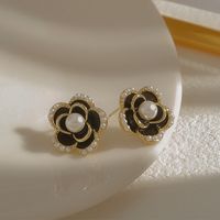 Fashion Geometric Flower Copper Inlay Artificial Pearls Ear Studs 1 Pair main image 3