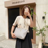 Women's Large Pu Leather Solid Color Lingge Fashion Square Magnetic Buckle Tote Bag main image 3