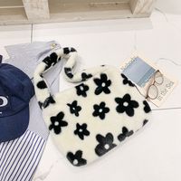 Women's Medium Autumn&winter Plush Solid Color Cute Square Zipper Underarm Bag sku image 1