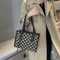 Women's Large Spring&summer Pu Leather Geometric Fashion Bucket Zipper Tote Bag main image 5