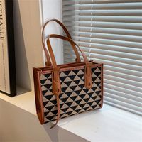 Women's Large Spring&summer Pu Leather Geometric Fashion Bucket Zipper Tote Bag main image 1