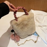 Femmes Moyen Peluche Couleur Unie Mignon Ornement Carré Boucle Magnétique Sac Bandoulière sku image 3