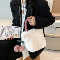 Femmes Moyen Peluche Couleur Unie Mignon Ornement Carré Boucle Magnétique Sac Bandoulière main image 1