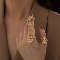 Elegante Hoja Aleación Ahuecar Embutido Diamantes De Imitación Mujeres Anillo Abierto 1 Pieza main image 3