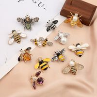 Style De Bande Dessinée Abeille Perle D'imitation Alliage Strass Émail Unisexe Broches main image 1