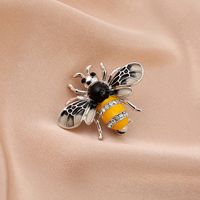 Style De Bande Dessinée Abeille Perle D'imitation Alliage Strass Émail Unisexe Broches main image 3