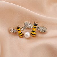 Style De Bande Dessinée Abeille Perle D'imitation Alliage Strass Émail Unisexe Broches sku image 4