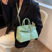 Women's Medium Pu Leather Solid Color Vintage Style Square Lock Clasp Shoulder Bag main image 5