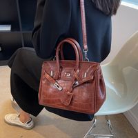 Women's Medium Pu Leather Solid Color Vintage Style Square Lock Clasp Shoulder Bag main image 4
