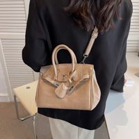 Women's Medium Pu Leather Solid Color Vintage Style Square Lock Clasp Shoulder Bag sku image 3