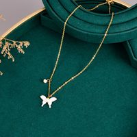 Einfacher Stil Schmetterling Titan Stahl Vergoldet Künstliche Perlen Hülse Halskette Mit Anhänger main image 3
