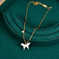 Einfacher Stil Schmetterling Titan Stahl Vergoldet Künstliche Perlen Hülse Halskette Mit Anhänger main image 2
