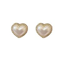 Fashion Irregular Heart Shape Alloy Artificial Pearls Women's Drop Earrings Ear Studs 1 Pair main image 3