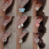 1 Paire Rétro Forme De Cœur Fleur Alliage Placage Perles Artificielles Strass Femmes Boucles D'oreilles main image 4