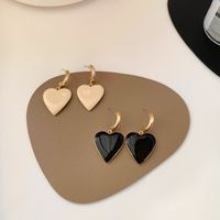 1 Pair Retro Heart Shape Alloy Women's Earrings main image 1