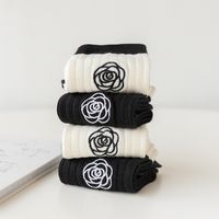 Femmes Mode Fleur Coton Crew Socks Une Paire main image 4