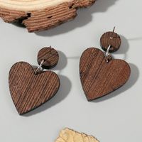 1 Pair Retro Heart Shape Wood Handmade Women's Drop Earrings main image 2