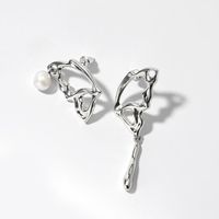 Mode Papillon Le Cuivre Placage Perles Artificielles Boucles D'oreilles 1 Paire main image 2