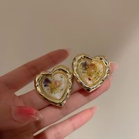 1 Pair Retro Heart Shape Flower Alloy Resin Plating Women's Ear Studs sku image 1