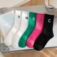 Frau Mode Brief Einfarbig Baumwolle Stickerei Crew Socken Ein Paar main image 1