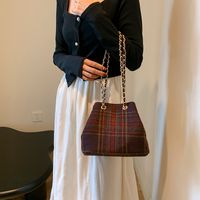Women's Woolen Plaid Solid Color Elegant Vintage Style Classic Style Sewing Thread Bucket Magnetic Buckle Shoulder Bag Bucket Bag sku image 1